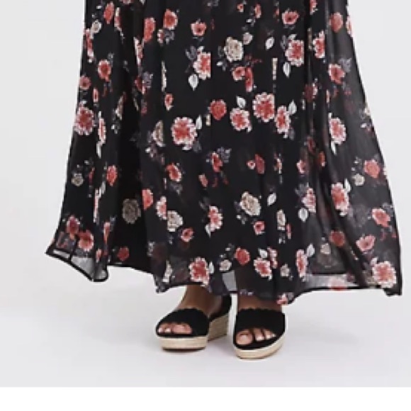 Like New! TORRID BLACK FLORAL PLEATED CHIFFON MAXI DRESS! Size 2X - Picture 5 of 11